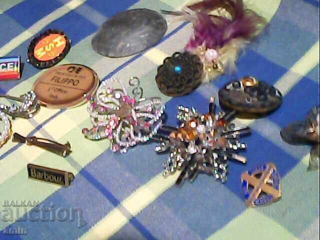 Lot of beautiful brooches, some gold-plated, some silver-plated