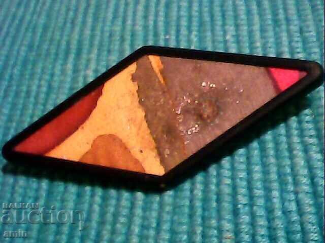 Доставка на красиви маркови позлатани брошки