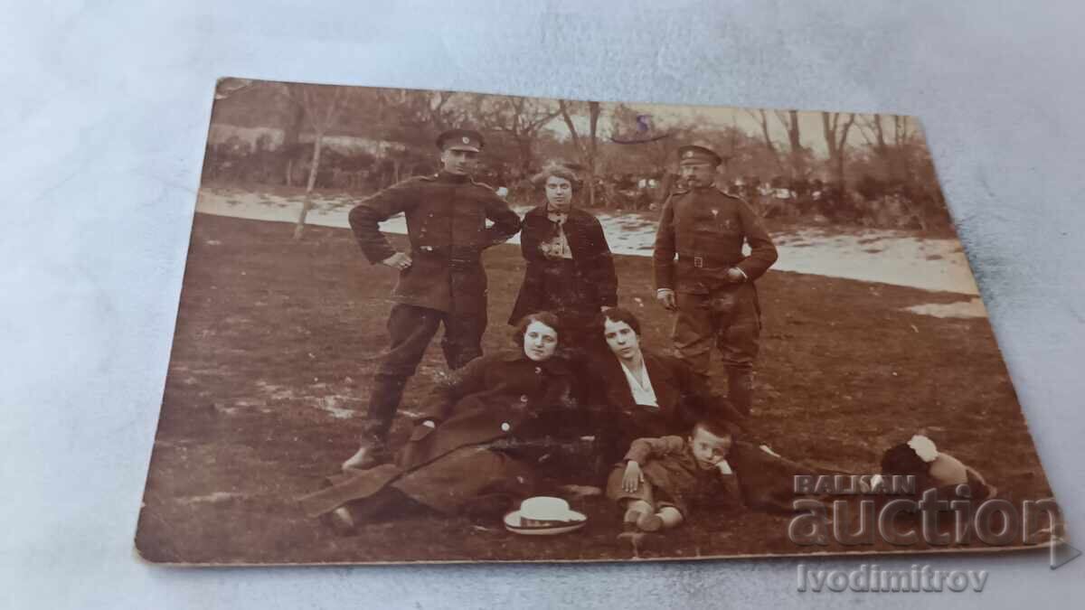 Снимка Офицер войник жени и момченце 1915