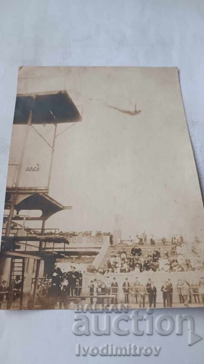 Fotografie Săritură de pe un turn înalt într-o piscină