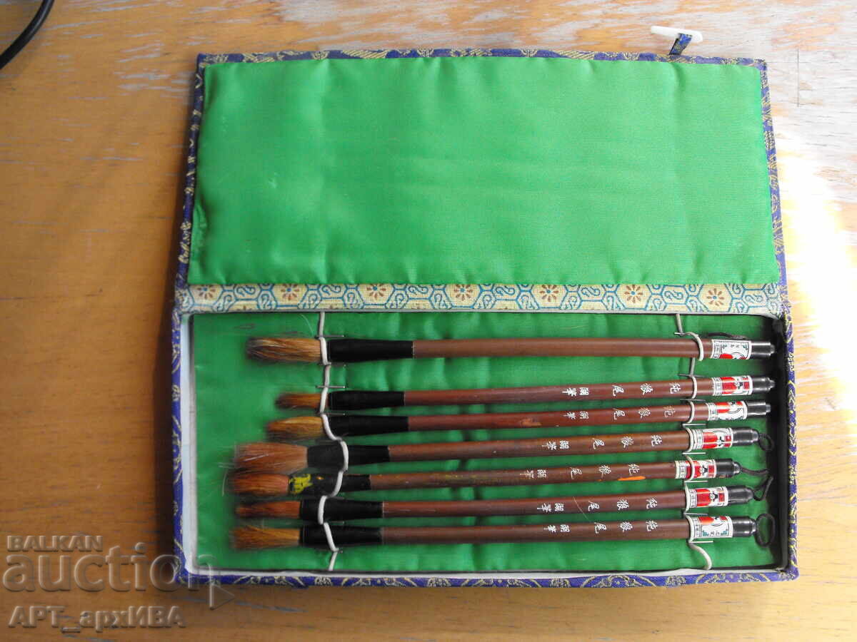 Watercolor brushes in original box. A classic from China