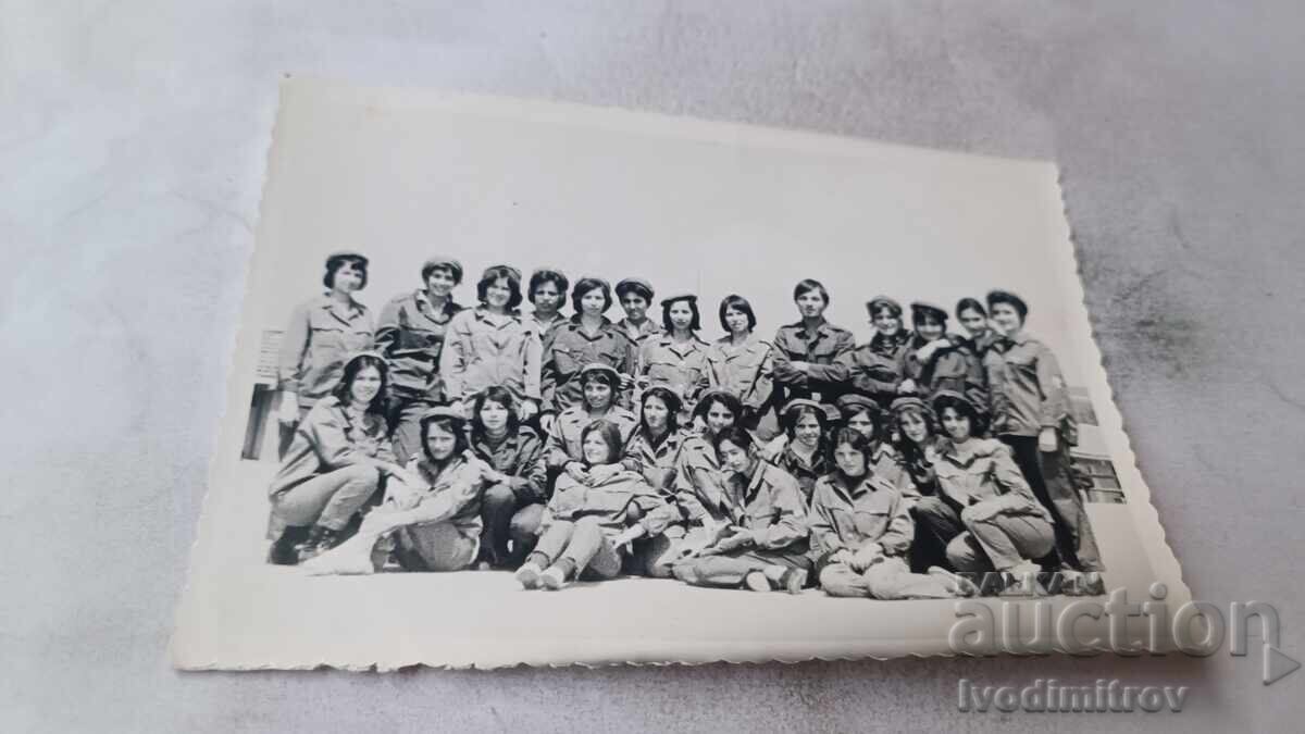 Fotografie Fete tinere la antrenament militar
