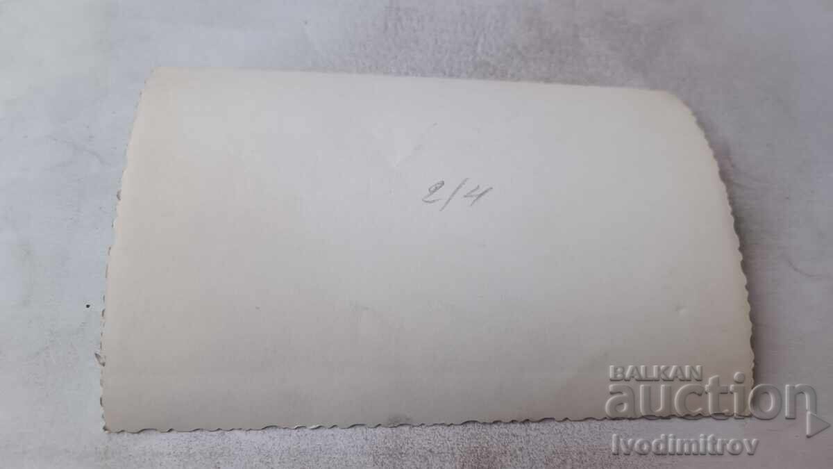 Fotografie Sofia Tinere fete în rochii albe pe stradă cu preț € 1.04 | 2.03 BGN
