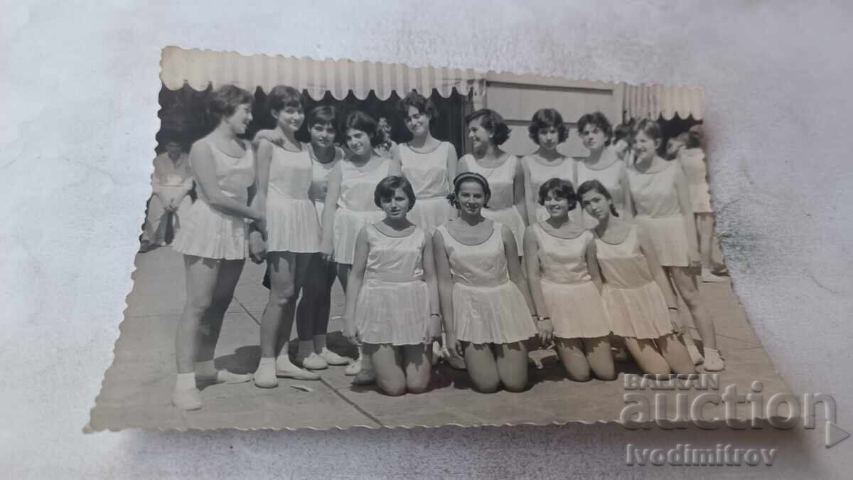 Fotografie Sofia Tinere fete în rochii albe pe stradă