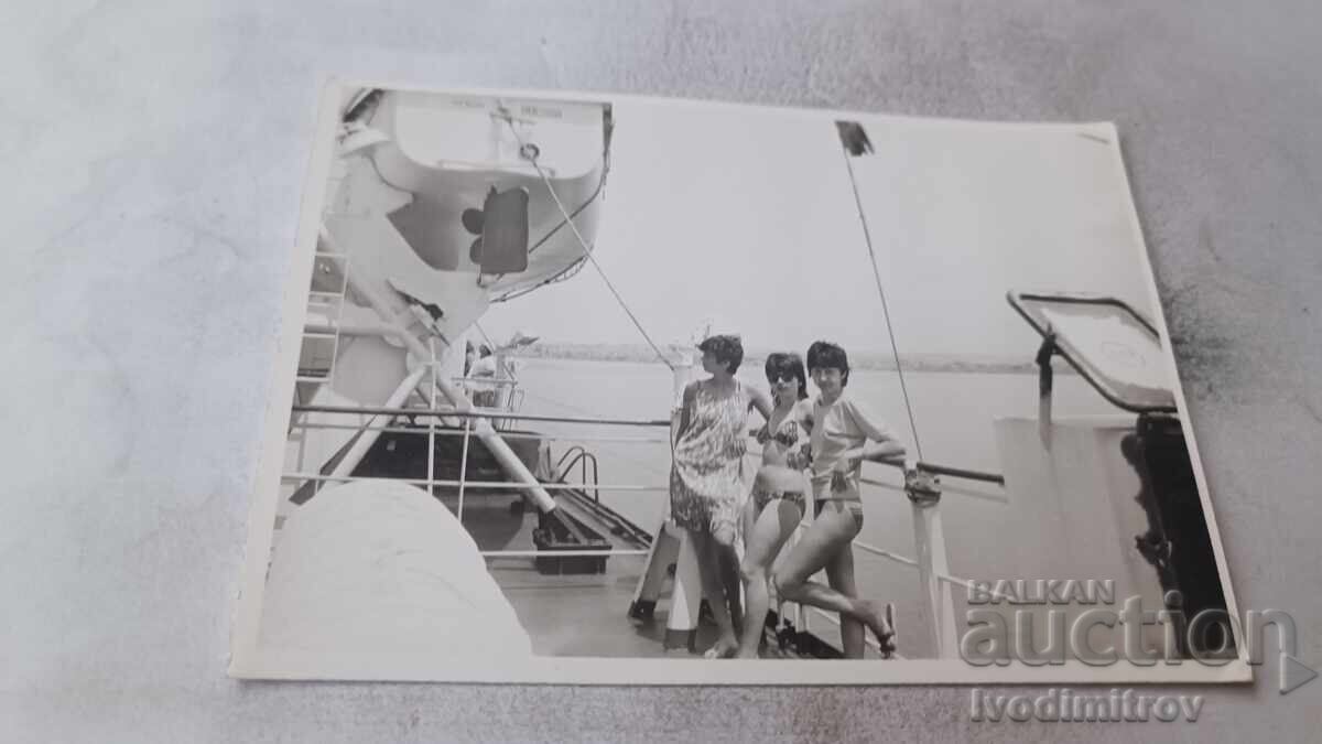 Φωτογραφία Τρία νεαρά κορίτσια σε ατμόπλοιο