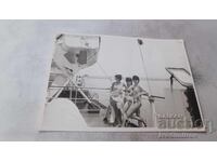 Снимка Три млади момичета на параход