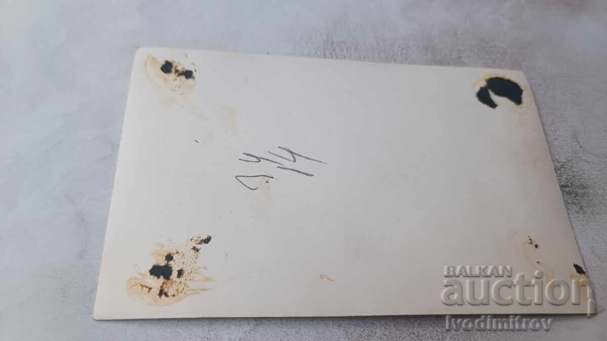 Φωτογραφία Σόφια Δύο κορίτσια μπροστά από τον ναό του Αλεξάνδρου Νιέφσκι με τιμή € 0.89 | 1.74 BGN