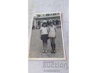 Φωτογραφία Σόφια Δύο κορίτσια μπροστά από τον ναό του Αλεξάνδρου Νιέφσκι