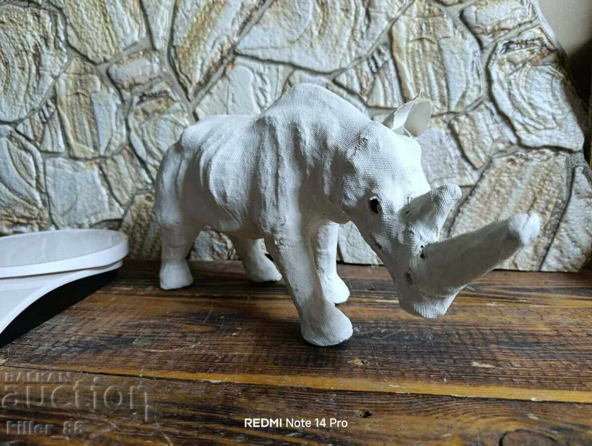 Носорог ръчна изработка от Папиемаше
