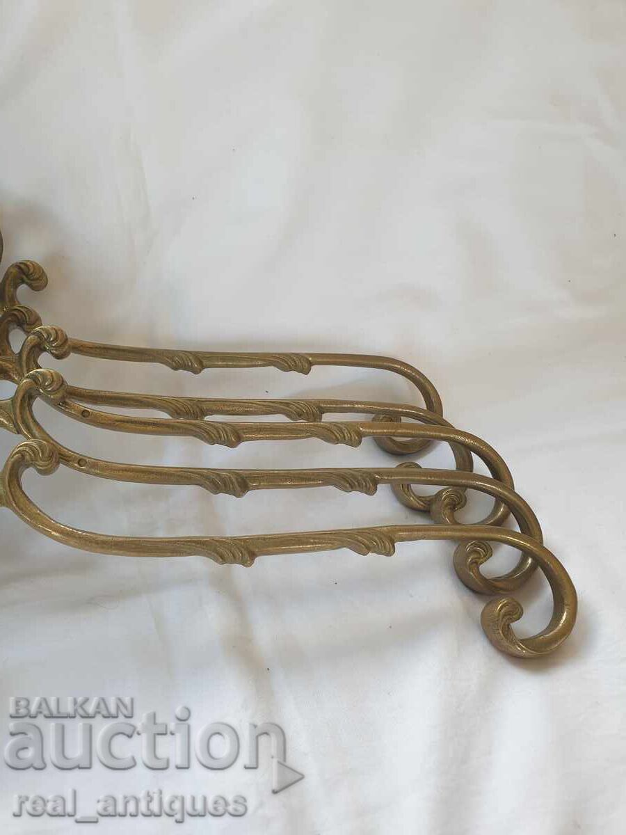 Παράδοση Παλιές μπρούτζινες κρεμάστρες