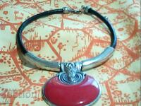 Colier vechi cu piatră naturală