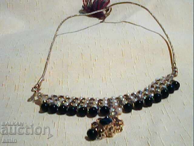 Colier vechi frumos placat cu aur, cu perle și cristale