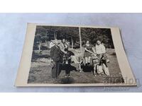 Fotografie Bărbați și două femei pe măgari