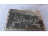 Снимка Трима мъже и момче до склад за царевица