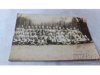 Fotografie Copii în costume de carnaval în curtea școlii