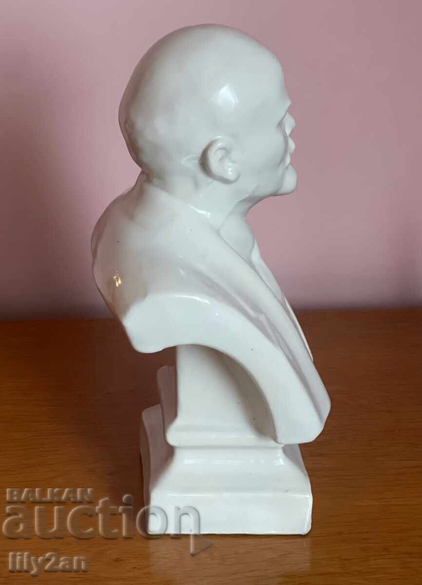 Bust din porțelan al lui Vladimir Ilici Lenin cu preț € 150.00 | 293.38 BGN