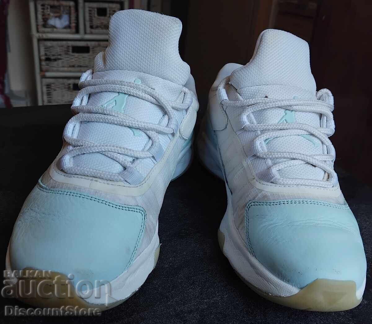 Livrarea Adidași damă Nike Air Jordan 11 CMFT Low, culoarea „Glacier Blue“