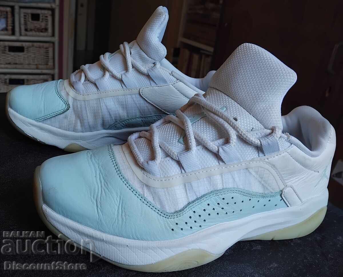 Adidași damă Nike Air Jordan 11 CMFT Low, culoarea „Glacier Blue“