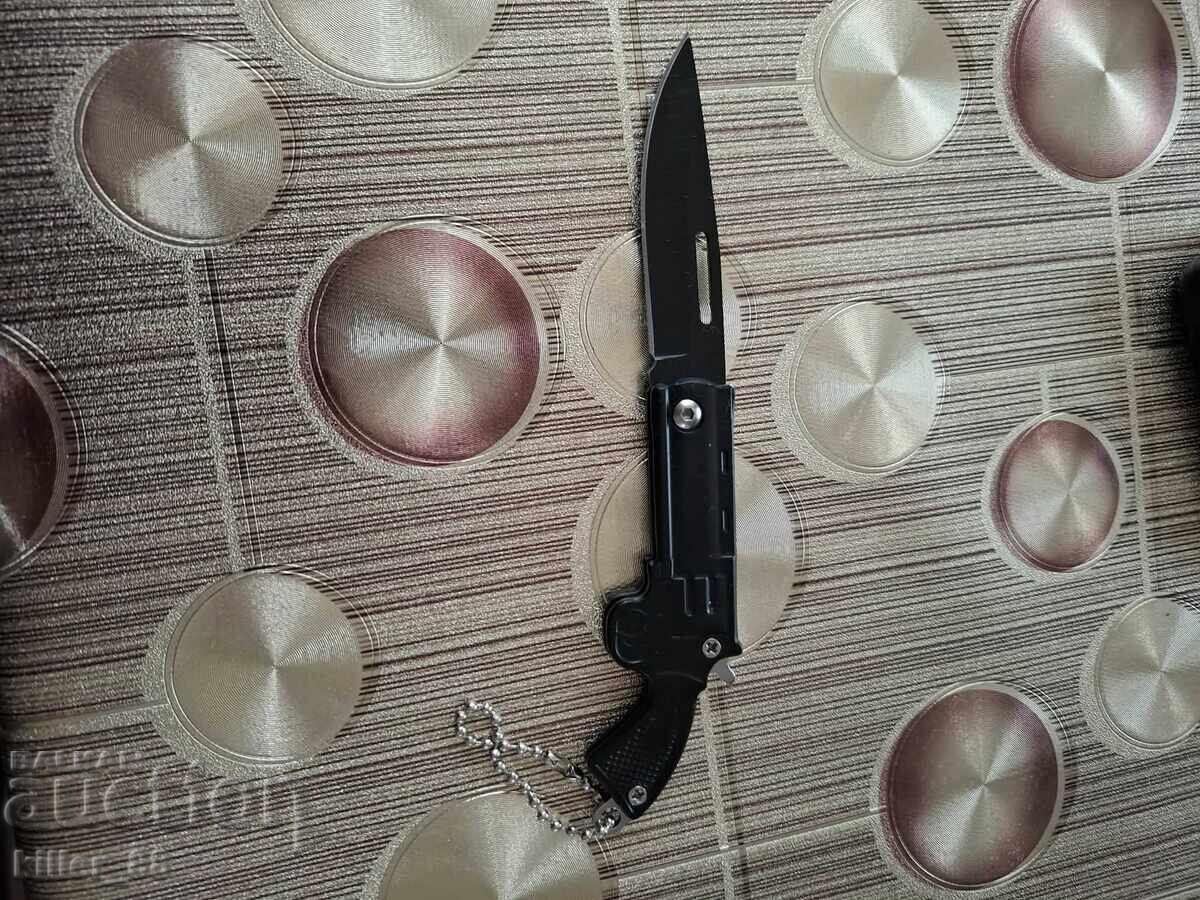 Briceag metalic pliabil în formă de revolver