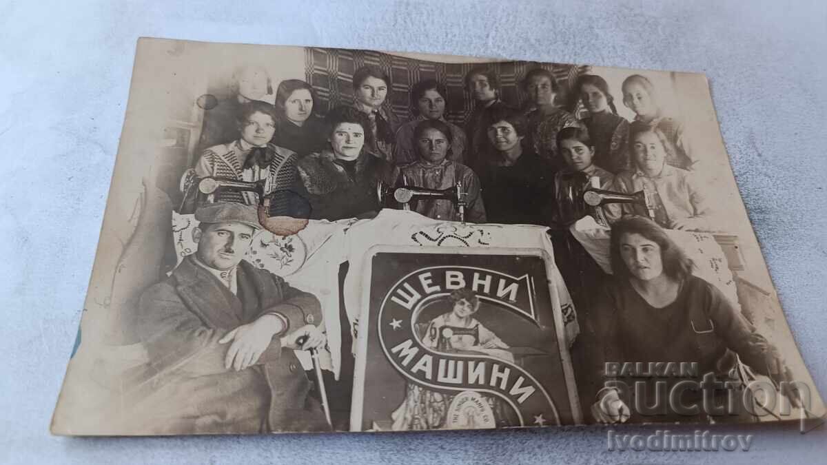 Φωτογραφία Άνδρας γυναίκα και νεαρά κορίτσια με ραπτομηχανές SINGER