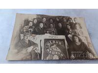 Photo Man woman and young girls with SINGER sewing machines