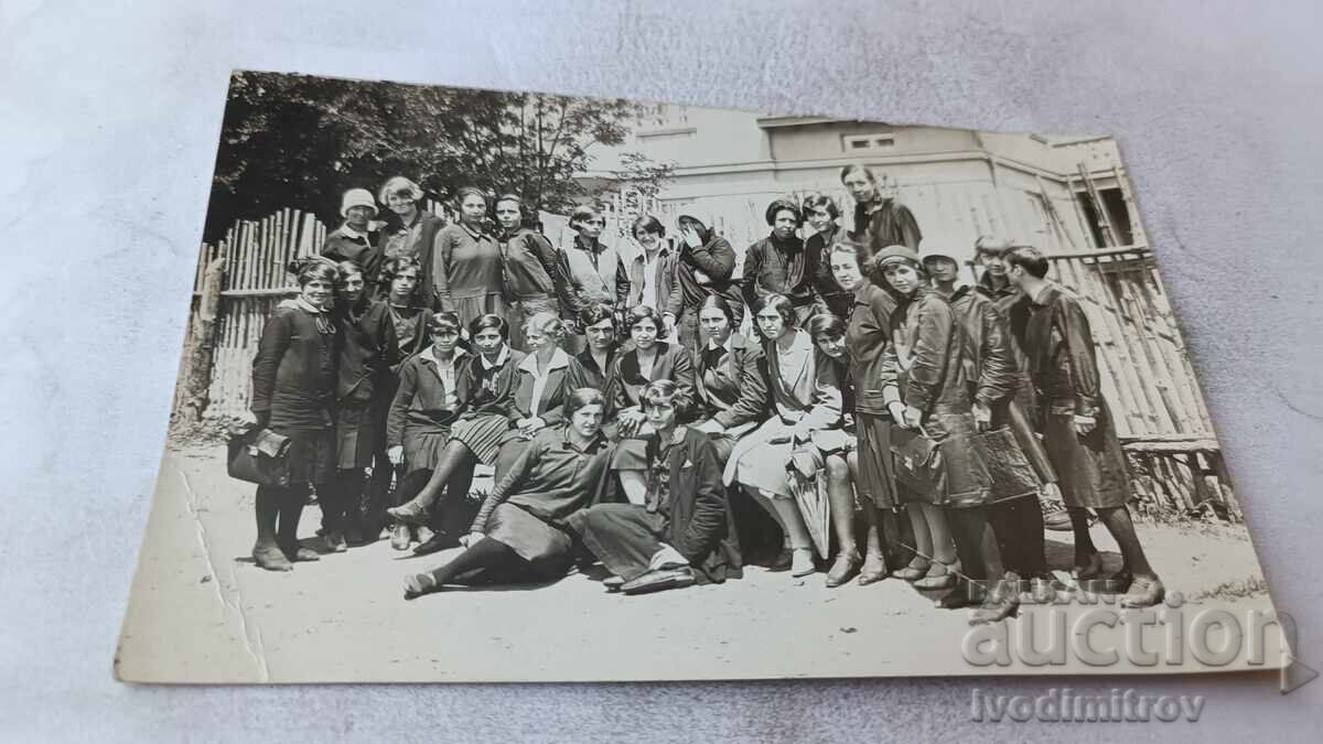 Φωτογραφία Μαθήτριες στην αυλή του σχολείου