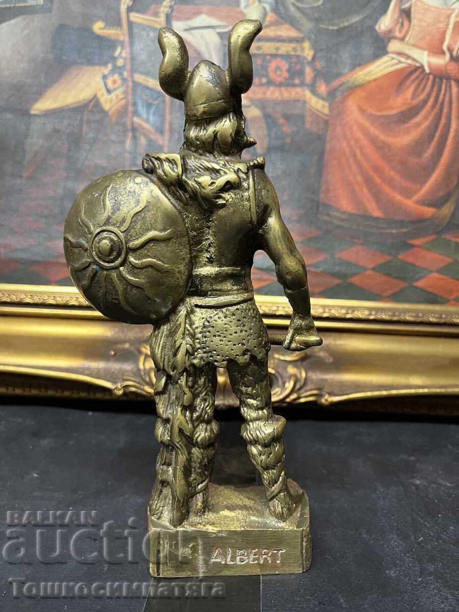 Licitație Masivă figurină din bronz a unui războinic viking