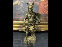 Масивна,бронзова фигура на викингски войн