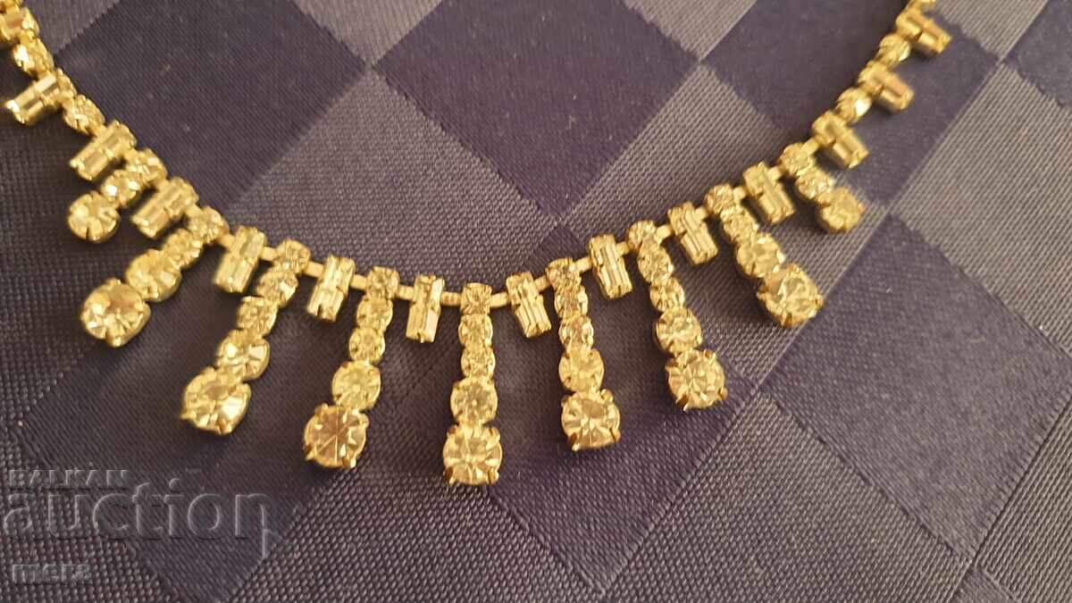 Colier vechi rafinat cu pietre albe cu preț € 22.00 | 43.03 BGN
