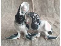 Porcelain figurine of a pair of pigeons