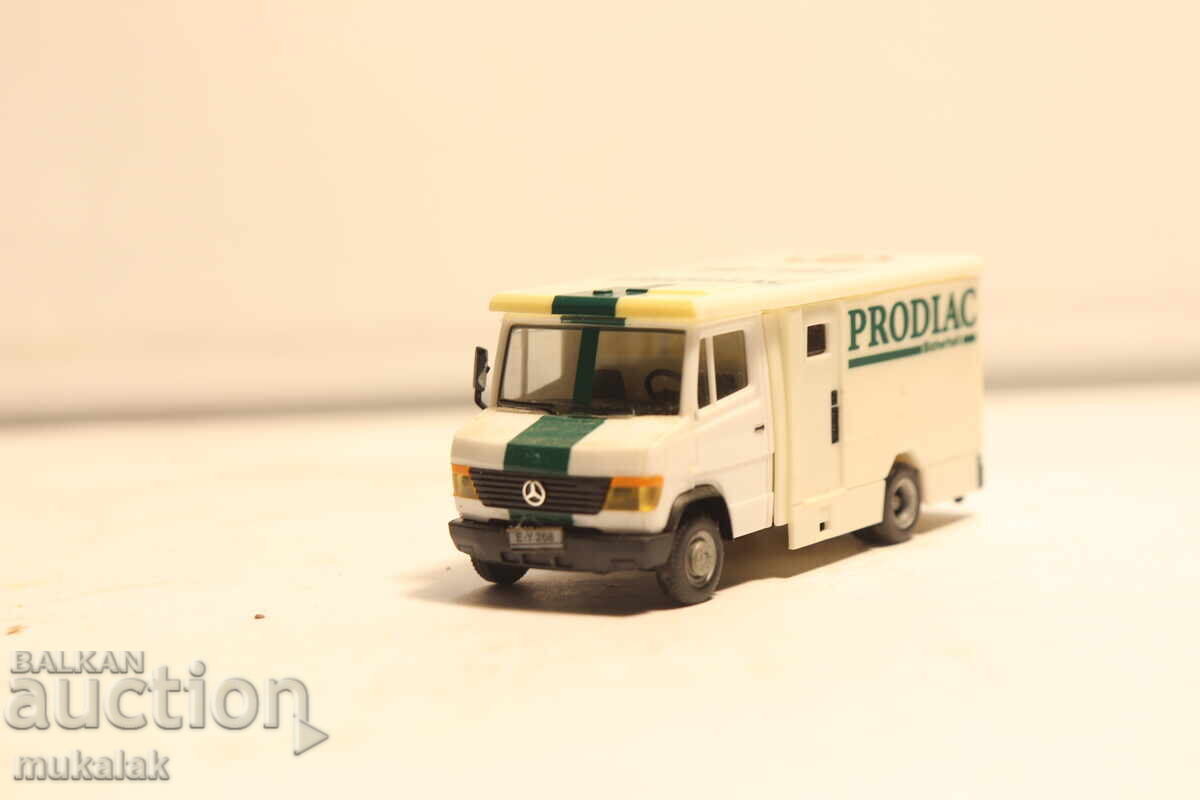 Licitație HERPA 1/87 H0 MERCEDES VARIO MODEL AUTO BLINDAT PENTRU TRANSPORT VALORI