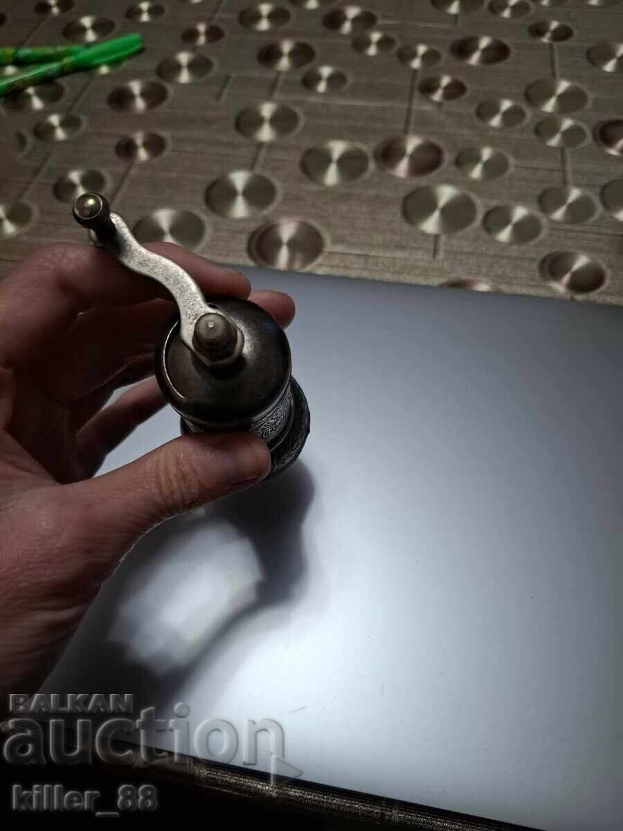 Râșniță arabă pentru piper nefolosită cu preț € 14.00 | 27.38 BGN