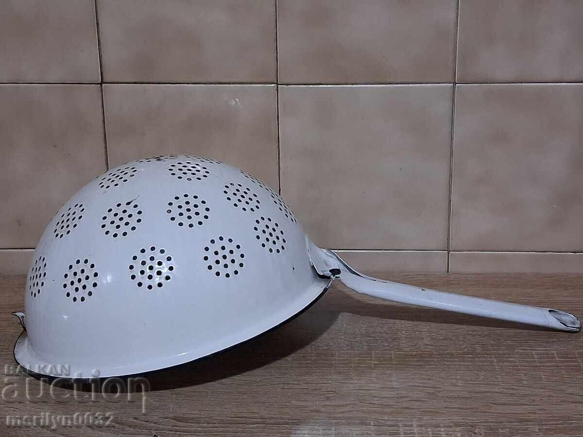 strecurătoare veche emailată, vas cu email timpuriu social NRB cu preț € 21.38 | 41.82 BGN