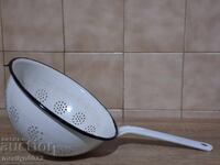 strecurătoare veche emailată, vas cu email timpuriu social NRB