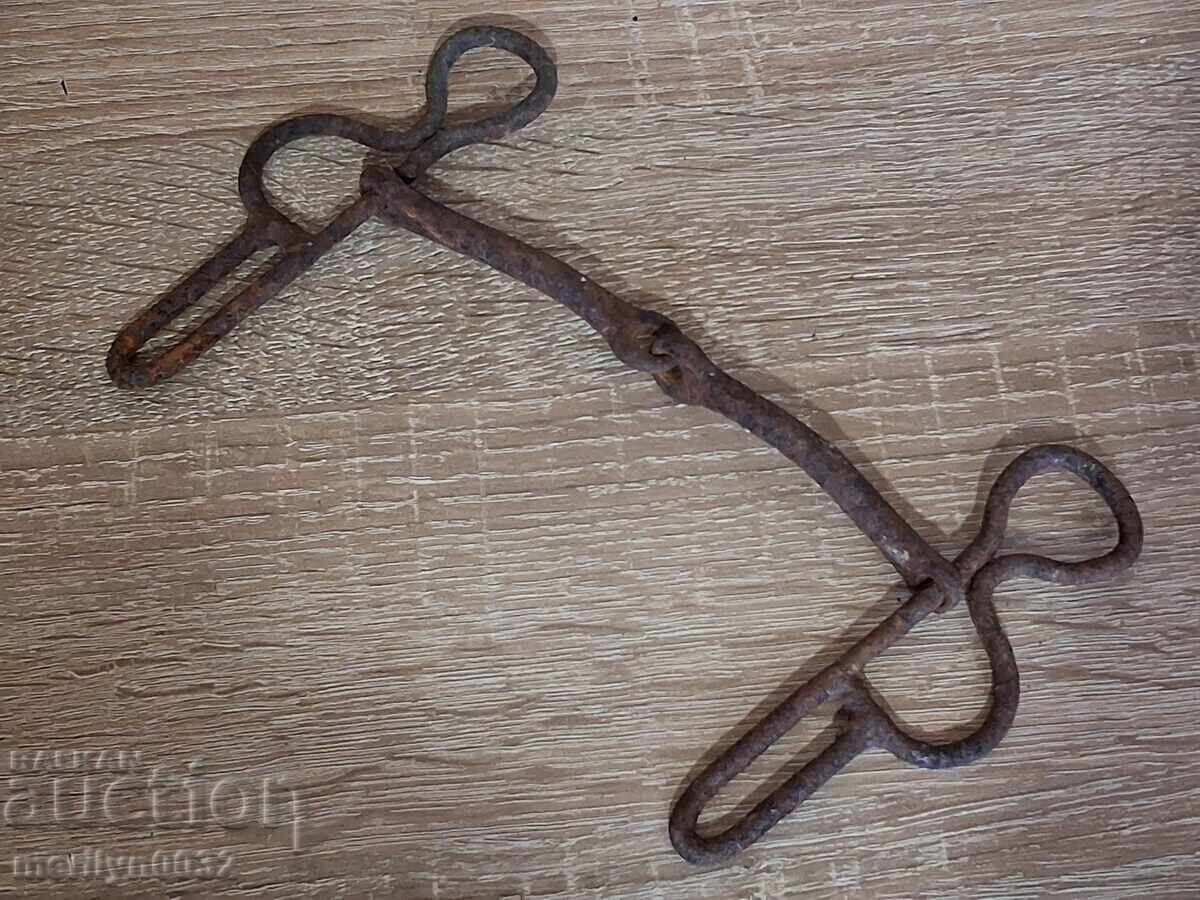 Παλιά σφυρήλατα χαλινάρια αλόγου από σφυρήλατο σίδερο