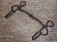 Παλιά σφυρήλατα χαλινάρια αλόγου από σφυρήλατο σίδερο