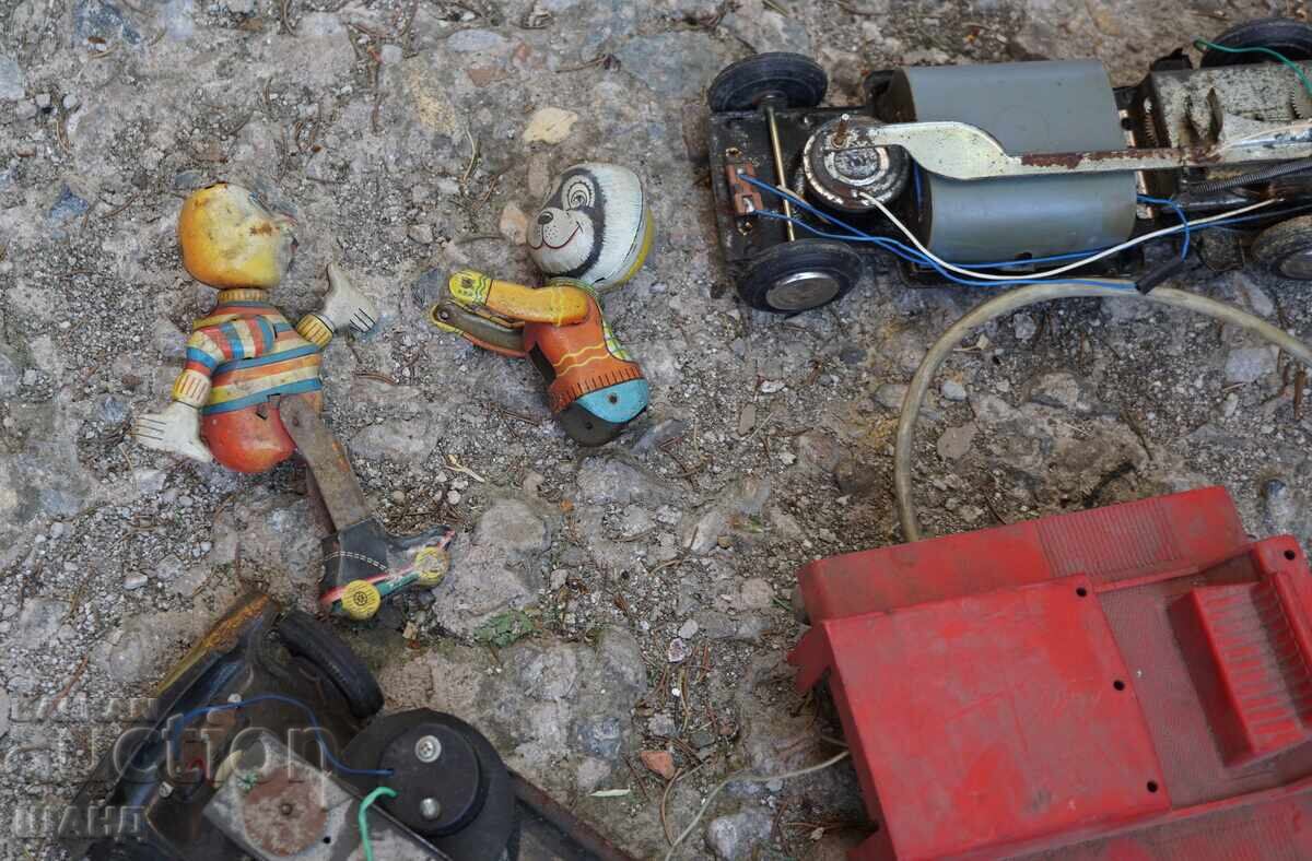 Лот стари метални играчки за части ,автобус,трактори с цена € 1.45 | 2.84 лв.