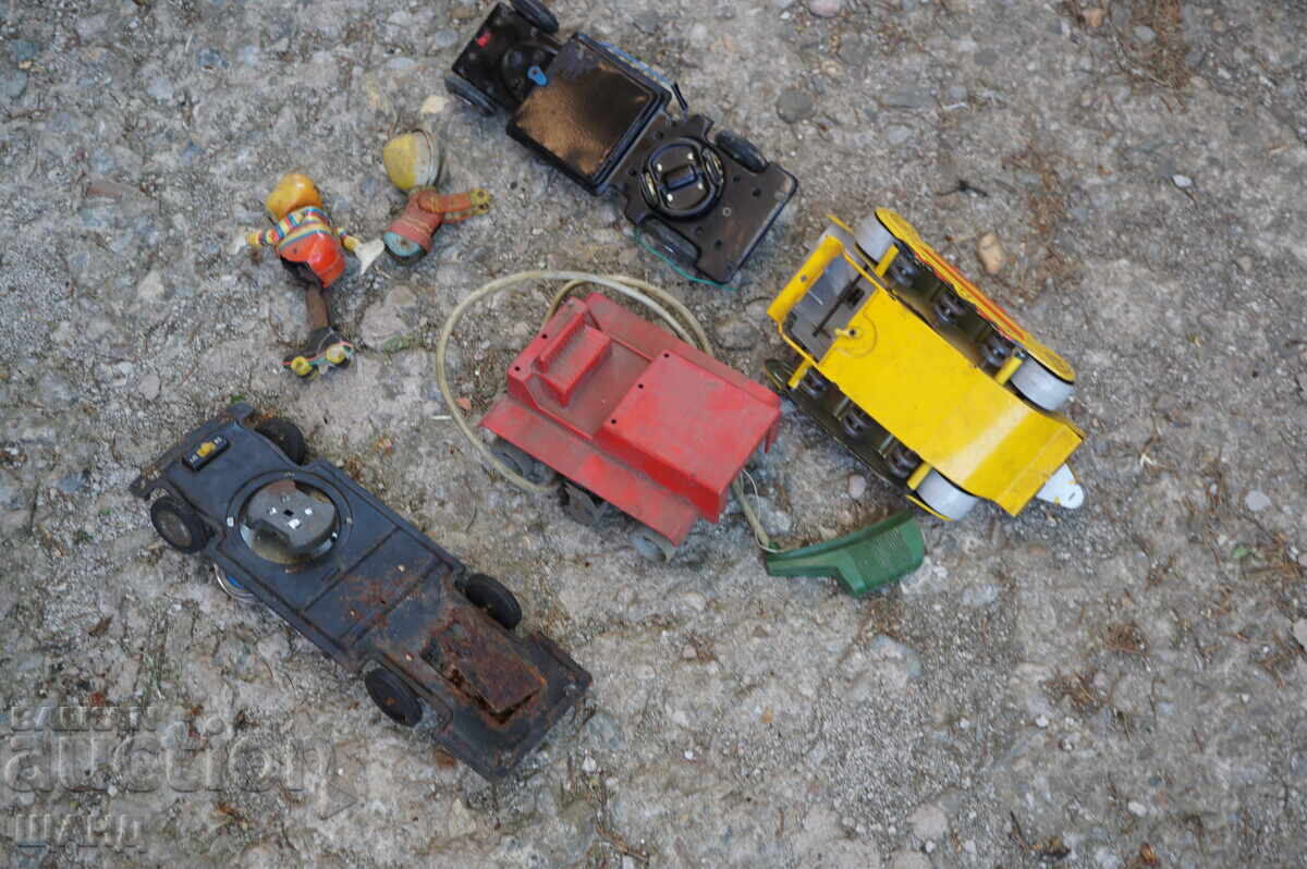 Доставка на Лот стари метални играчки за части ,автобус,трактори