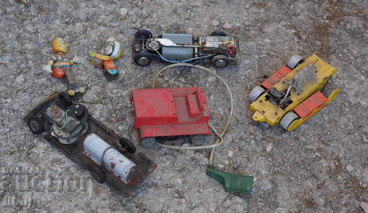 Лот стари метални играчки за части ,автобус,трактори