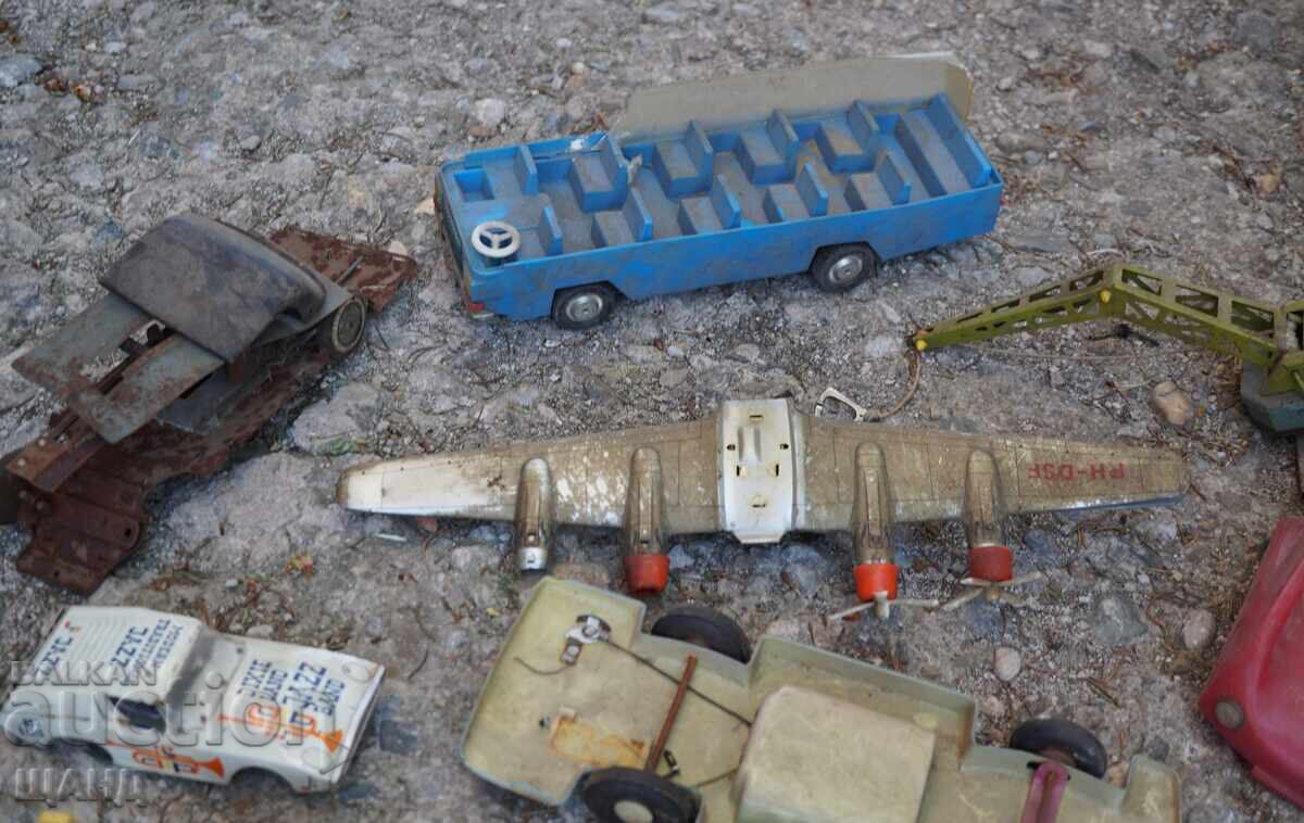 Лот стари метални играчки за части ,автобус,самолет,луноход с цена € 1.45 | 2.84 лв.