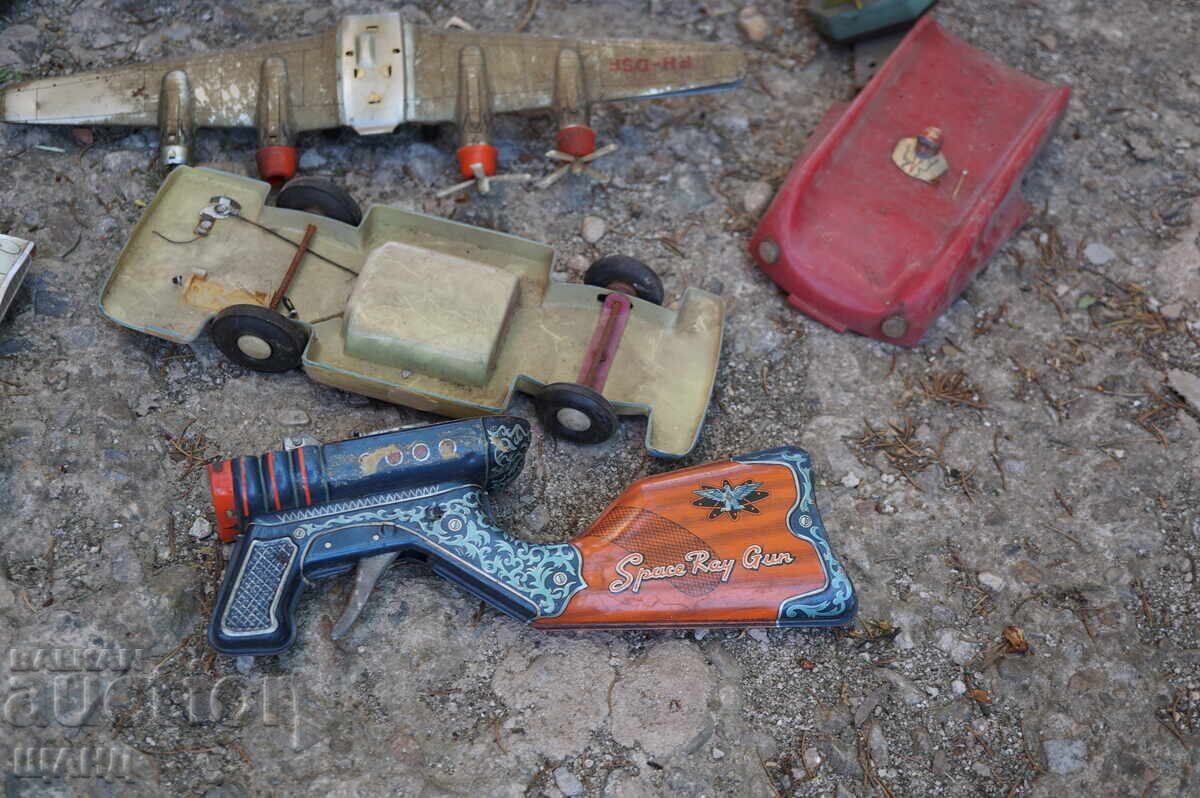 Аукцион Лот стари метални играчки за части ,автобус,самолет,луноход