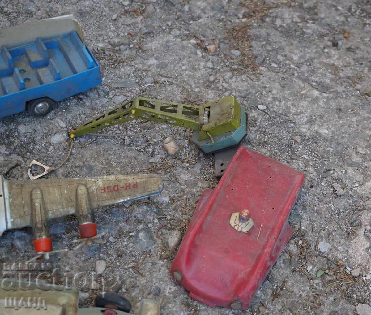 Доставка на Лот стари метални играчки за части ,автобус,самолет,луноход