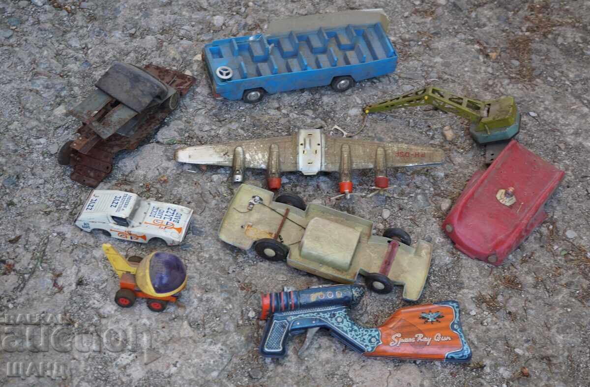 Лот стари метални играчки за части ,автобус,самолет,луноход