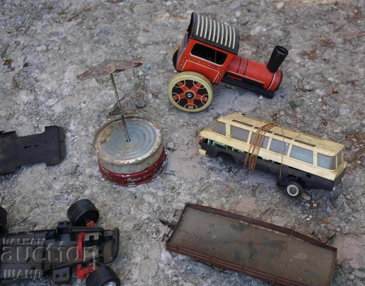 Аукцион Лот стари метални играчки за части ,автобус,лодка,кораб,валя