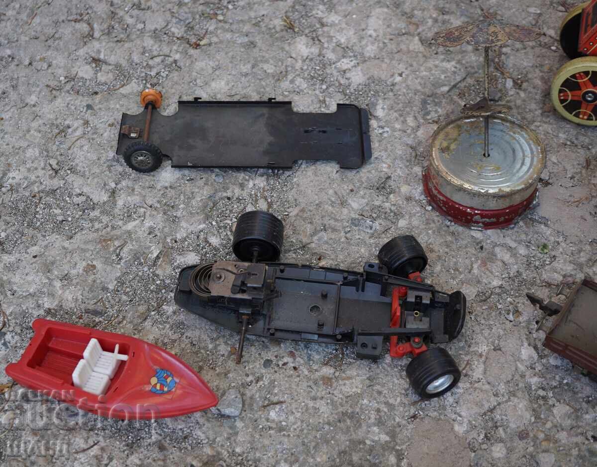 Доставка на Лот стари метални играчки за части ,автобус,лодка,кораб,валя