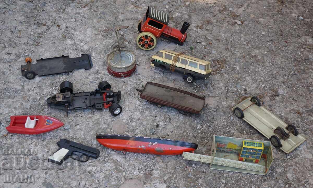 Лот стари метални играчки за части ,автобус,лодка,кораб,валя