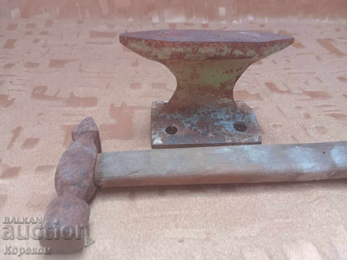 Σφυρί και αμόνι με τιμή € 10.00 | 19.56 BGN