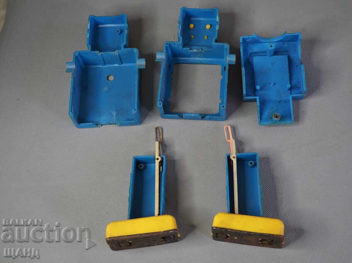 Стари пластмасови части за космическа играчка робот с цена € 1.63 | 3.19 лв.