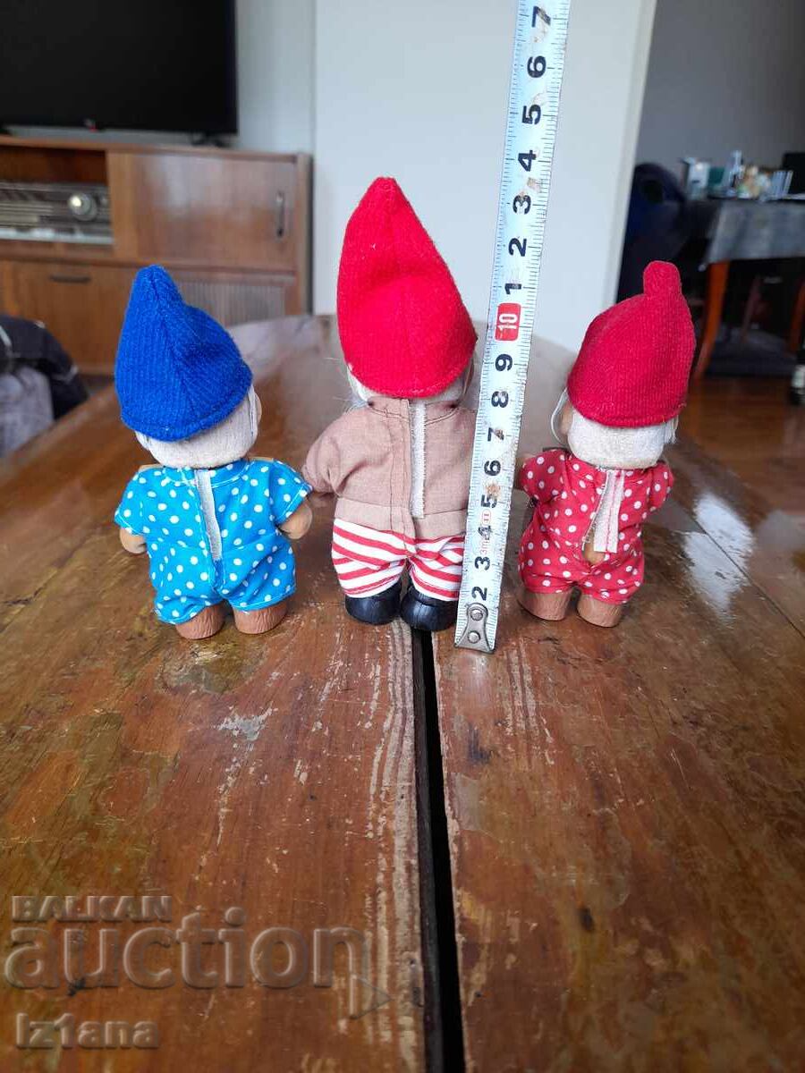 Auction  Old dwarf dolls