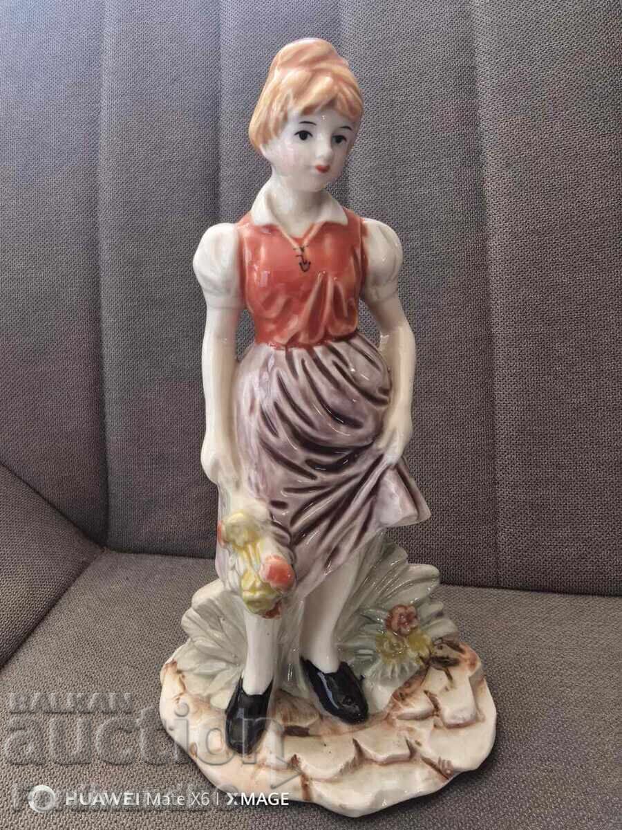 O mulțime de figurine din porțelan cu preț € 80.00 | 156.47 BGN